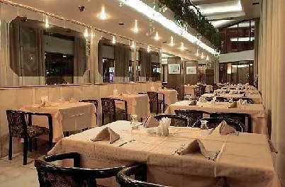 雨穆克格鲁酒店 3*