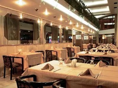 雨穆克格鲁酒店 酒店